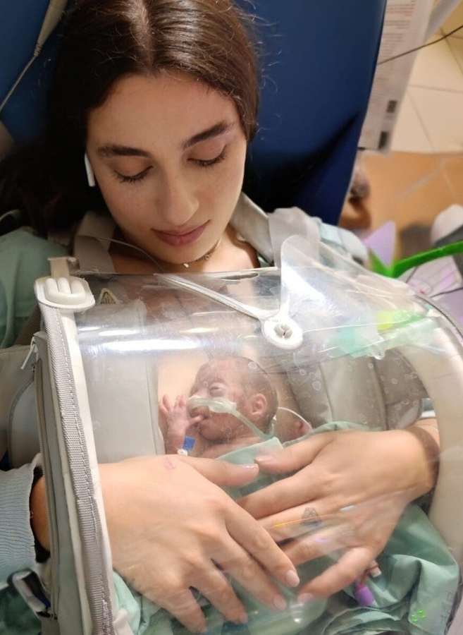 An infant born at 24 weeks, on his mother in prolonged skin-to-skin care in the Skincubator